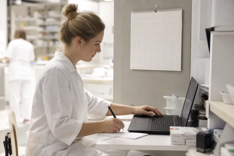 Kalender und digitale Fristenübersicht für Retaxationen in einer Apotheke
